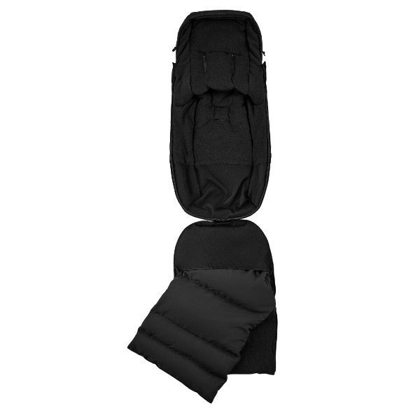 Bugaboo THERMOLITE® Multifunktionell Åkpåse i klassiskt svart helt uppknäppt för att visa insidan med det integrerade skoskyddet och det avtagbara inlägget.