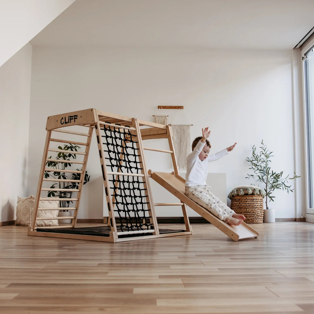 Cliff dubbelrutschkana โ en kombination av rutschkana och klรคtterbrรคda.