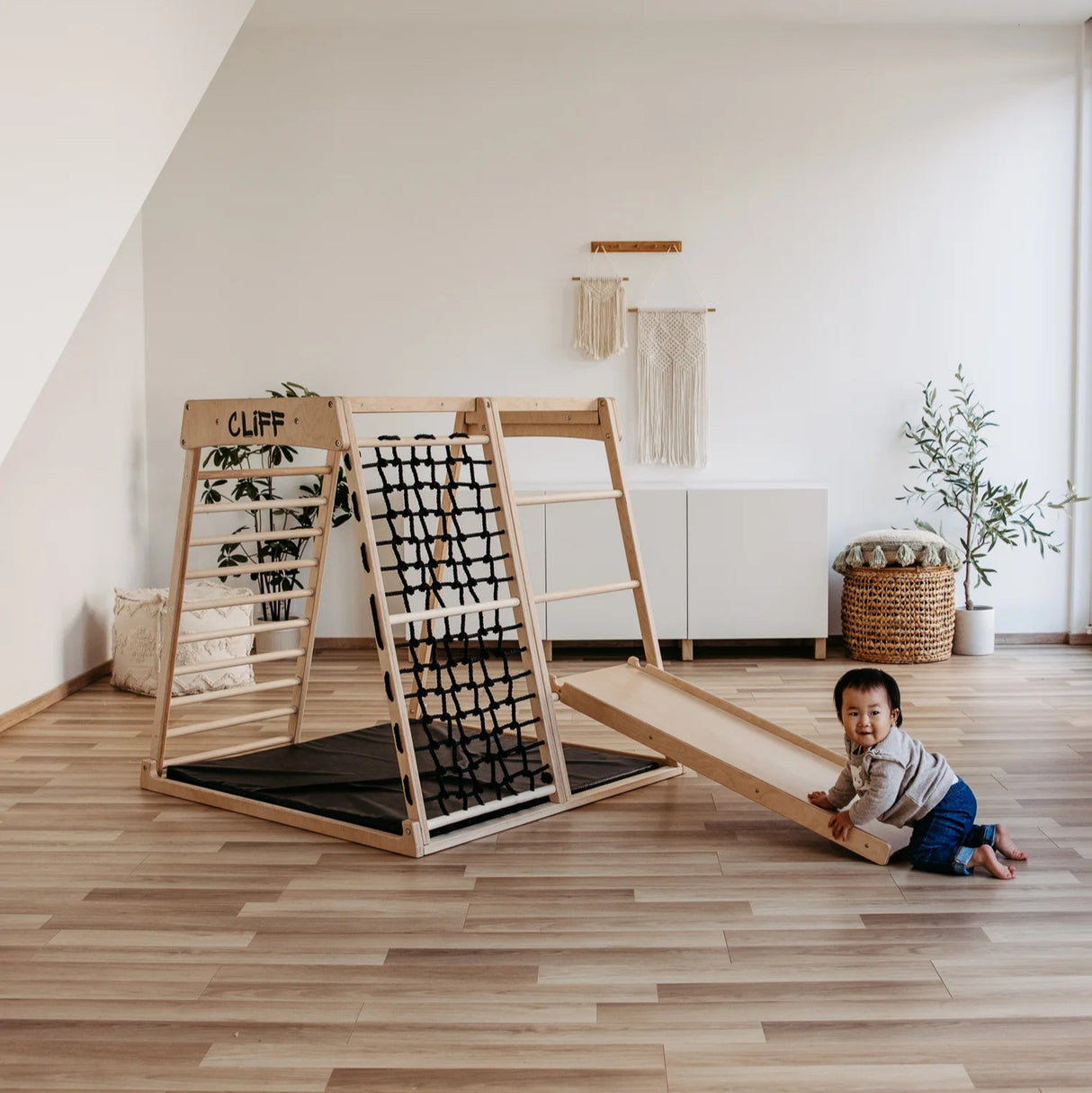 Cliff dubbelrutschkana som kombinerar lek och rรถrelse fรถr smรฅ barn.