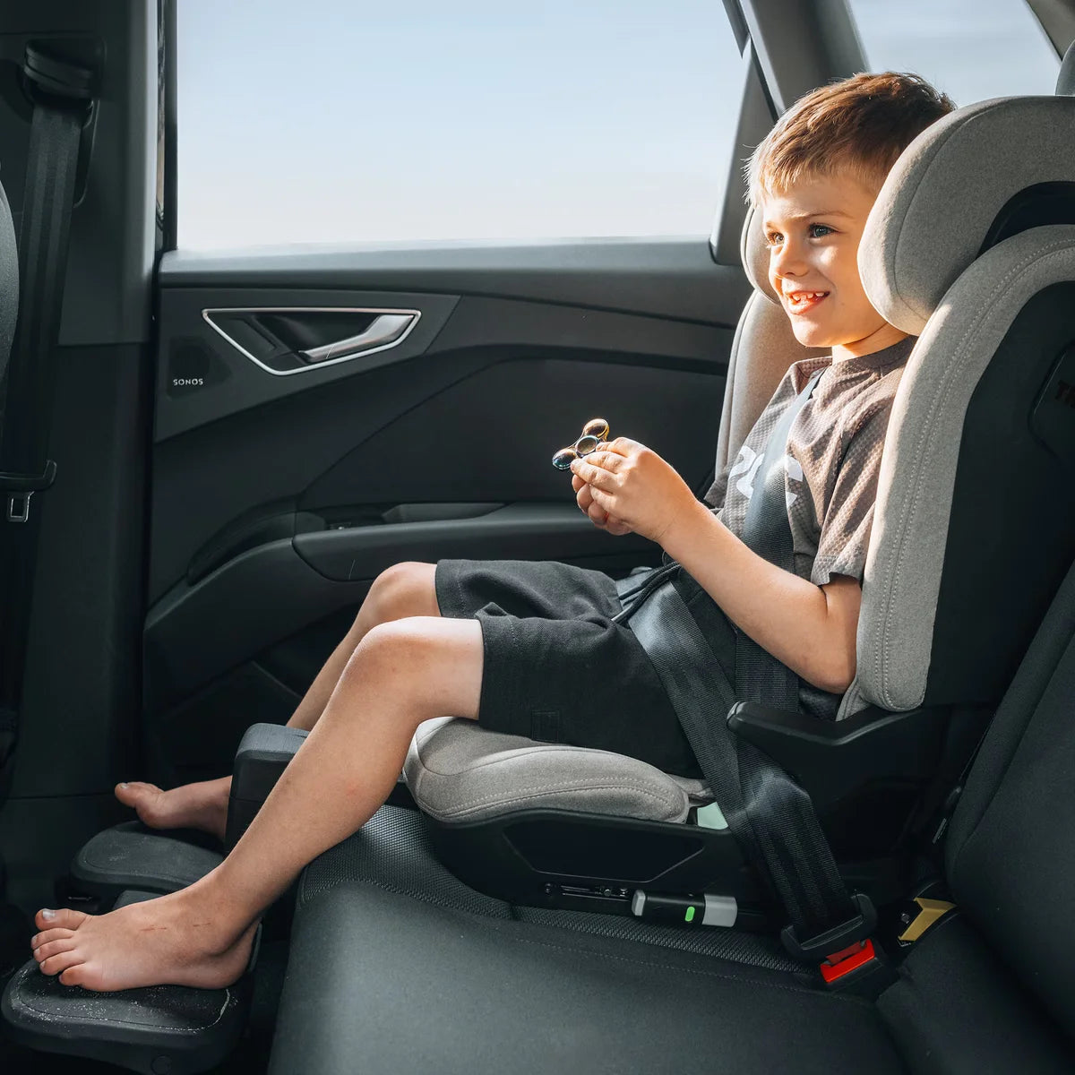 Thule Palm Fotstรถd monterad pรฅ bรคltesstolen i bilen