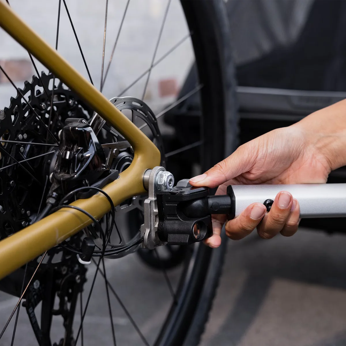 Hyr Thule ezHitch™ axelfästesplatta till cykelvagn av Parently