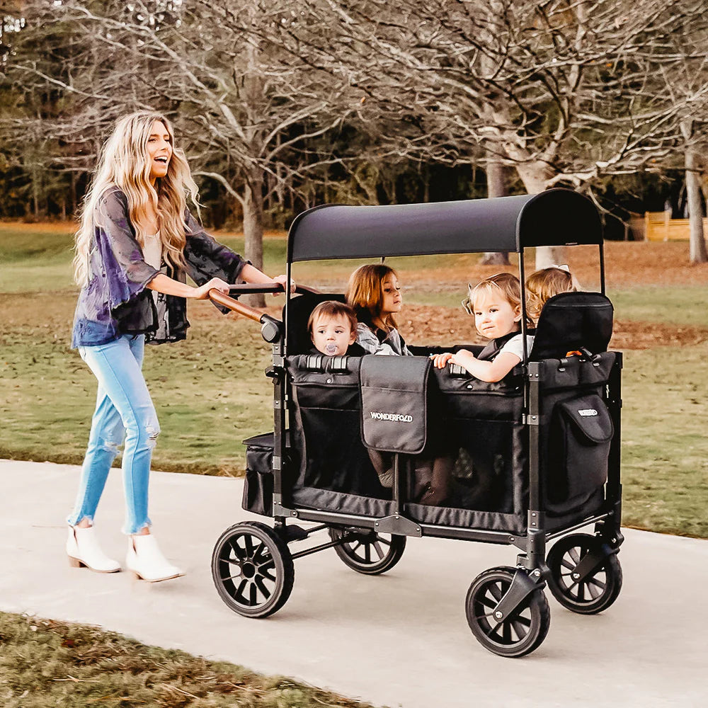 WonderFold W4 Luxe Stroller Wagon. En flerradig barnvagn i svart med plats för upp till 4 barn.