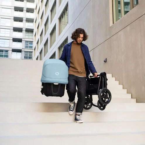 Lättviktiga barnvagnen Bugaboo Fox 2 bärs enkelt i trappor.