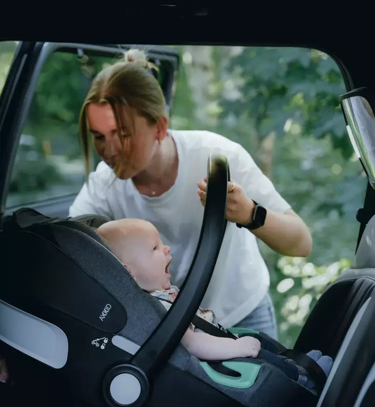 Axkid Gokid babyskydd monteras i bil med ISOFIX-bas – smidig och säker installation