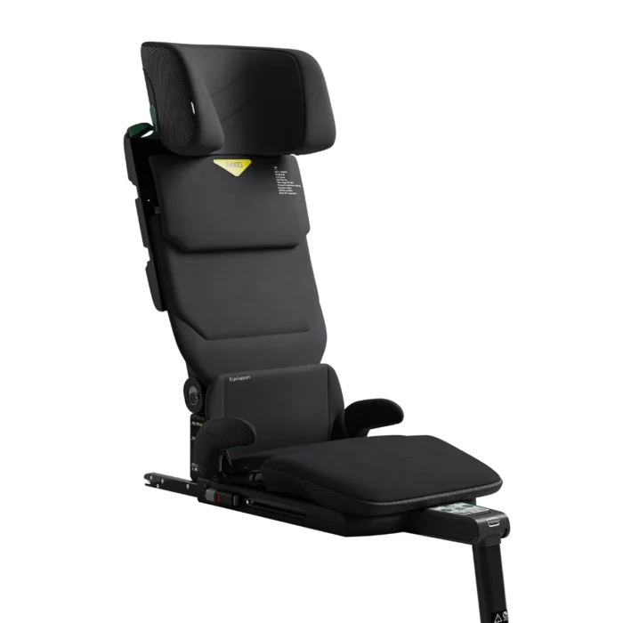 Bältesstolen Axkid Up i färgen Coastal Storm Black, med ryggstödet i högsta läget och utan sidovingar, designad för montering tre i rad på bilens mittplats i baksätet.