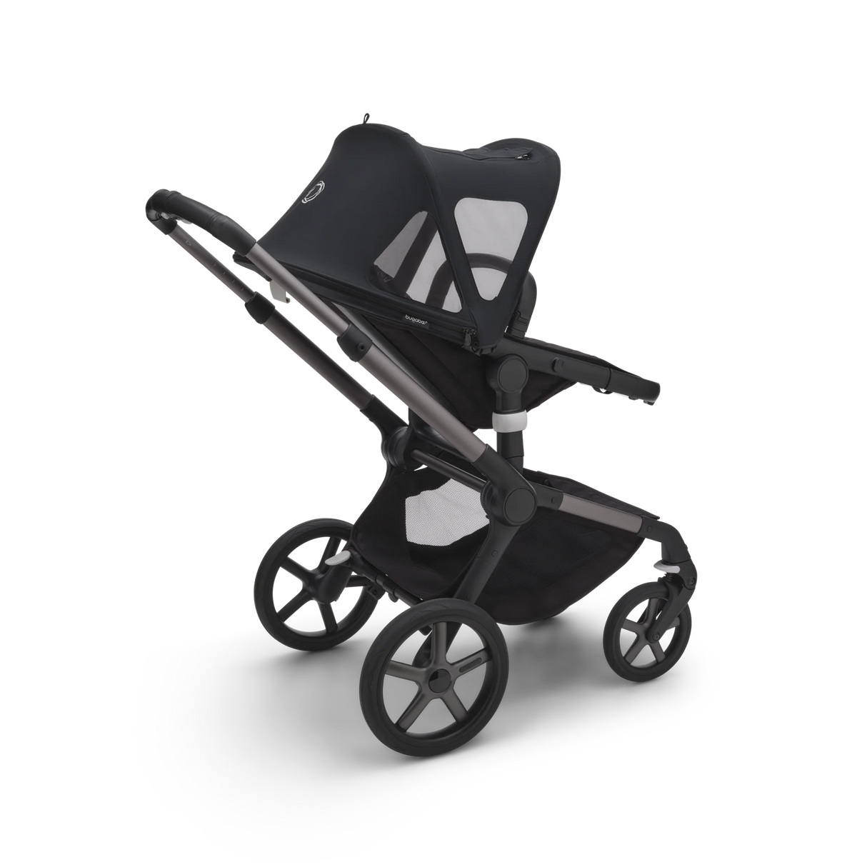 Bugaboo Fox 5 Breezy sufflett i midnattssvart med ventilationsfönster monterad på sittvagn, sedd från sidan