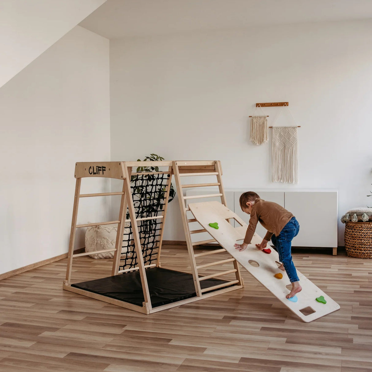 Barn som klättrar på Cliff klättervägg inomhus