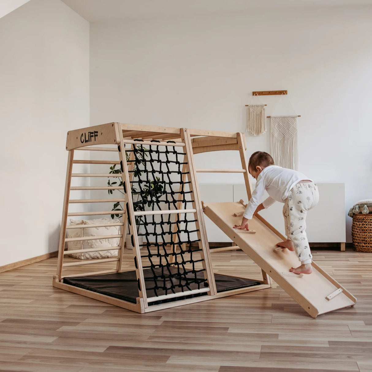 Cliff dubbelsidig rutschkana med klรคtterstรถd i trรค fรถr barn.