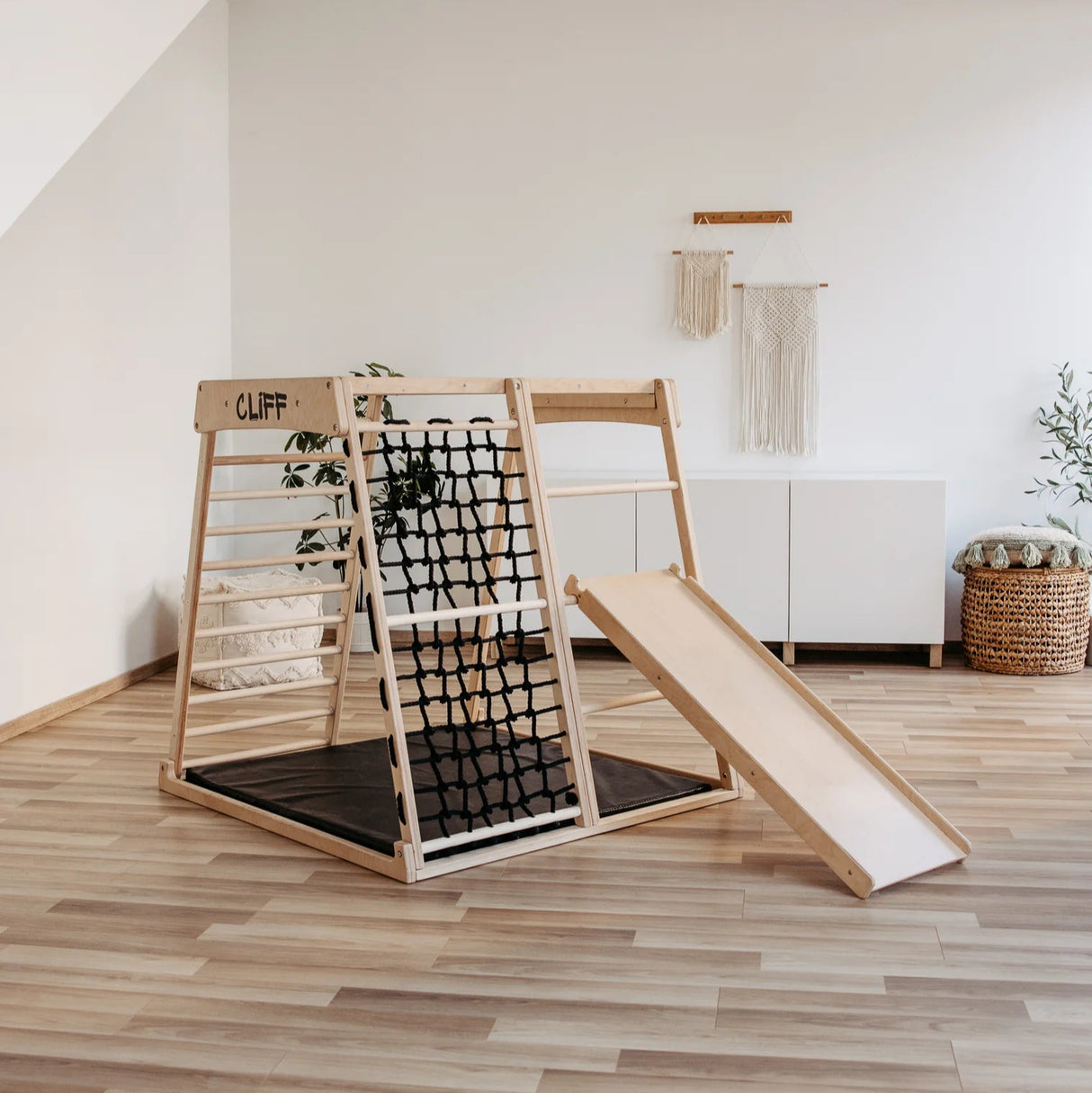 Klรคtterstรคllningstillbehรถr frรฅn Cliff med klassisk rutschkana och klรคttergrepp i trรค.