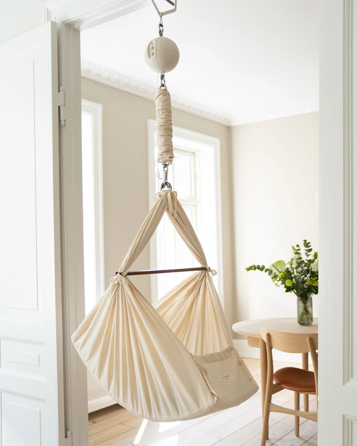 Moonboon hänvagga monterad med dörrklämma