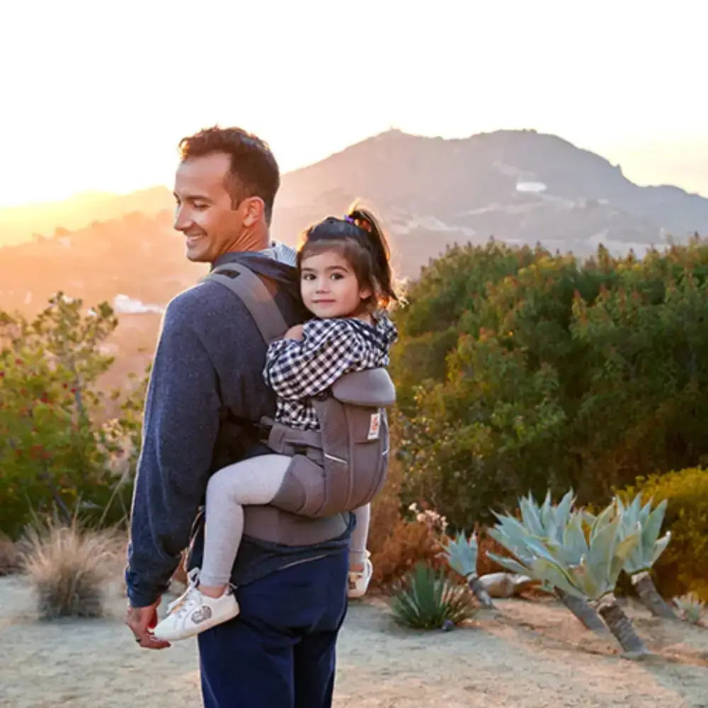 Hyr Ergobaby Omni Breeze Bärsele med fyra bärpositioner av Parently