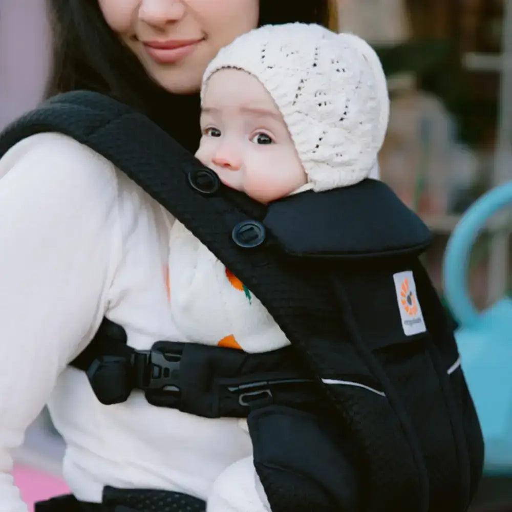 Hyr Ergobaby Omni Breeze Bärsele av Parently. Passar nyfödd till 4 år.
