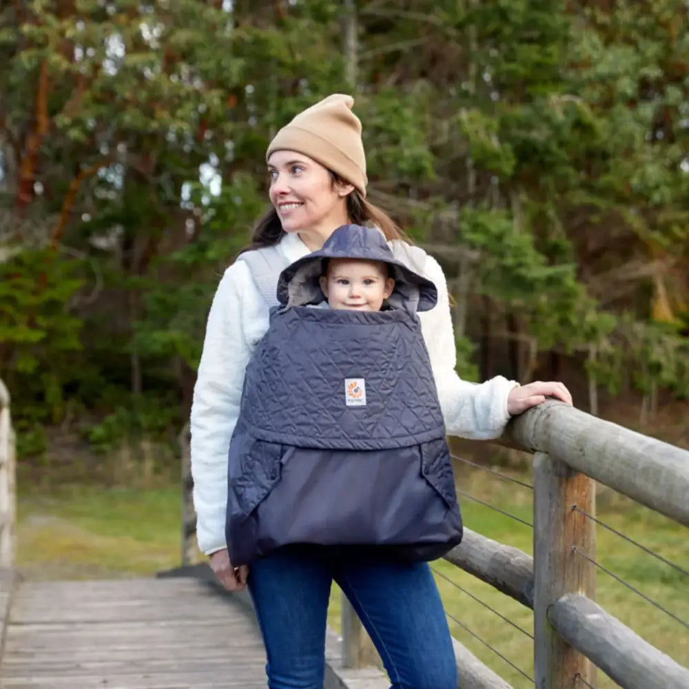 Hyr Ergobaby Vinterskydd för Bärsele i svart av Parently.