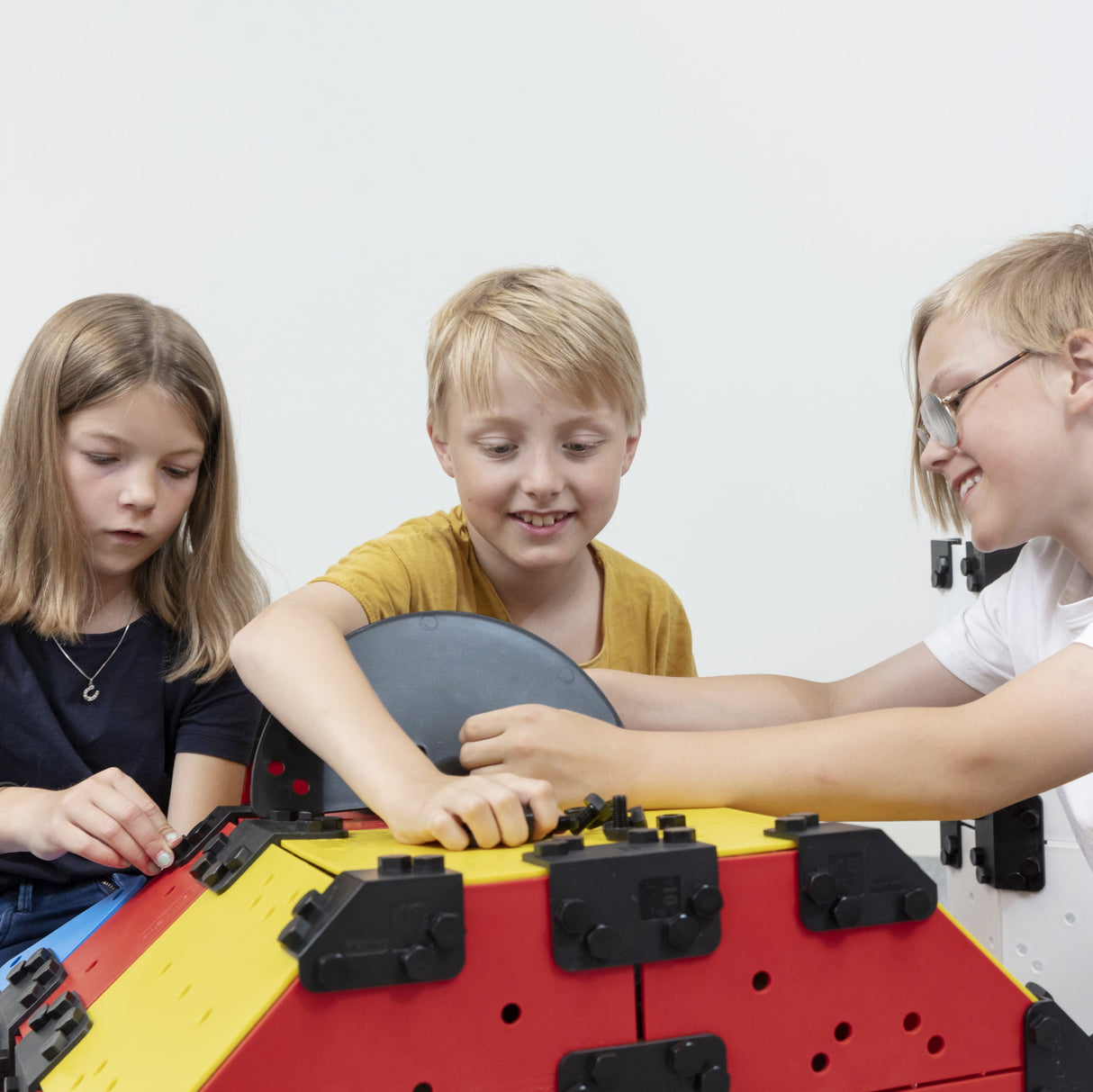 Barn bygger en konstruktion av delar frรฅn Eazymec.