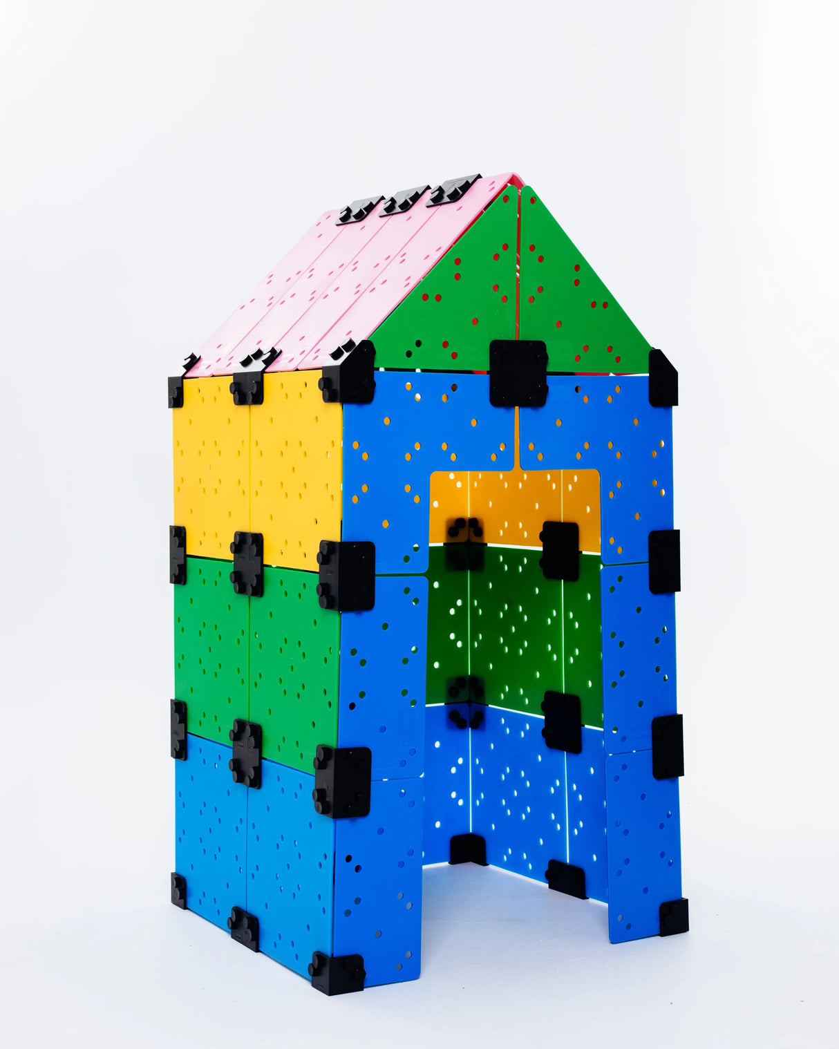 Framsidan av ett ihopbyggt leksakshus från Eazymec för barn i mixade färger