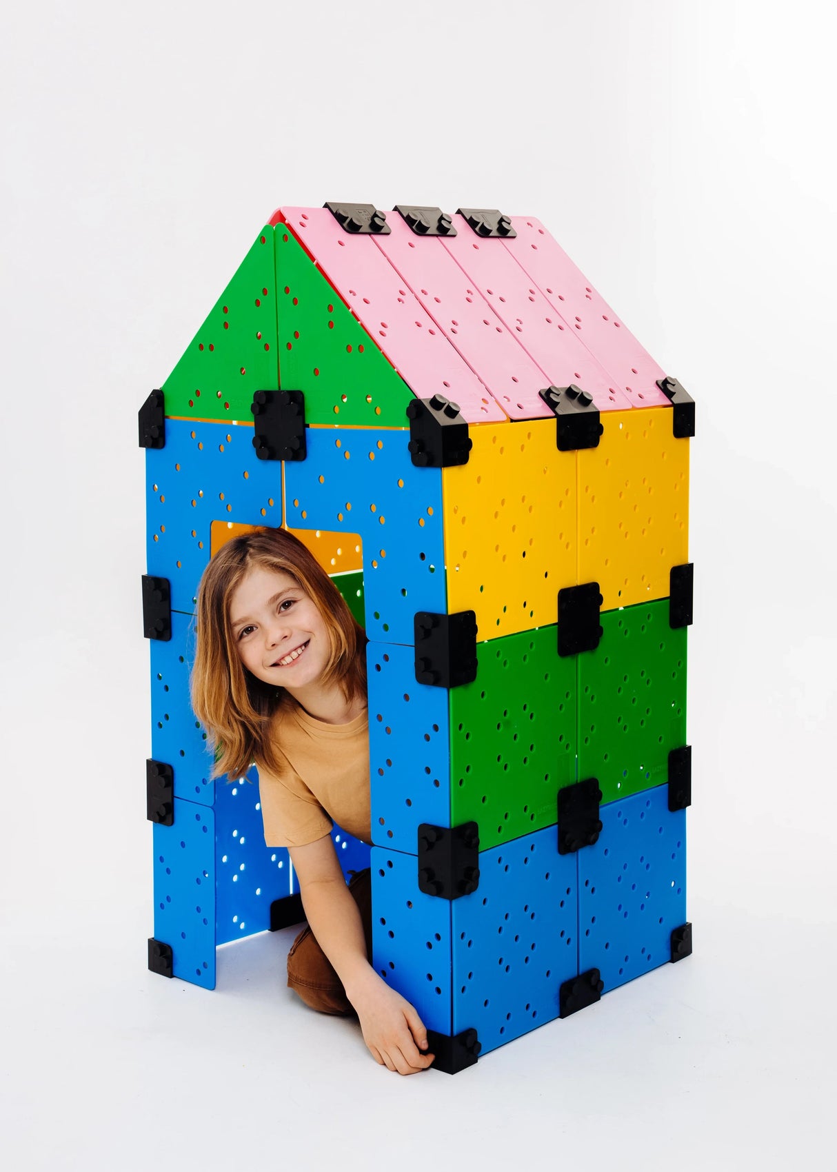 Barn i ett ihopbyggt leksakshus från Eazymec i mixade färger