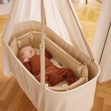 Membantu Baby Cradle