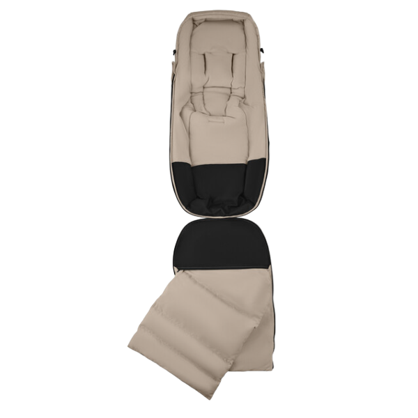 Bugaboo THERMOLITE® Multifunktionell Åkpåse i ökentaupe helt uppknäppt för att visa insidan med det integrerade skoskyddet och det avtagbara inlägget.