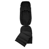 Bugaboo THERMOLITE® Multifunktionell Åkpåse i klassiskt svart helt uppknäppt för att visa insidan med det integrerade skoskyddet och det avtagbara inlägget.