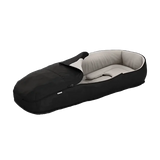 Hyr Thule Newborn Nest svart åkpåse hos Parently