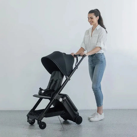TernX Carry On Luggage Stroller är lika enkel att manövrera på flygplatsen som stadens gator.