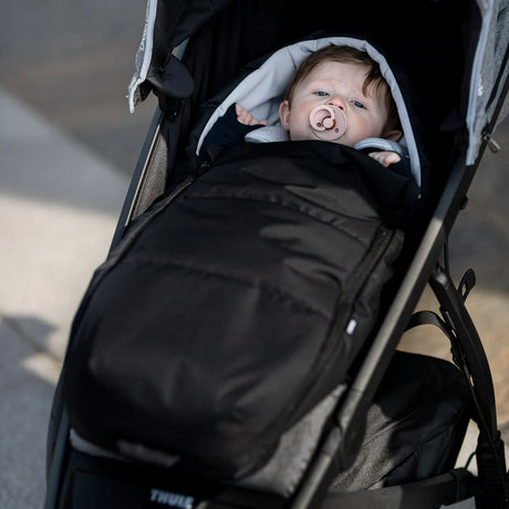 Hyr Thule Newborn Nest svart åkpåse av Parently