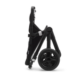 Bugaboo Fox 2 hopfälld i ett självstående stycke