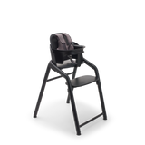 Bugaboo Giraffe babyset i svart monterat på Giraffe-stol