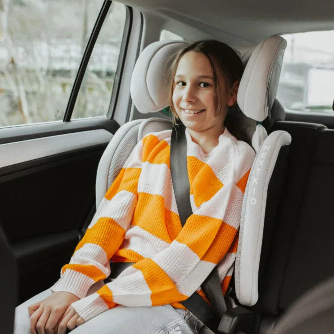 Bältesstolen Axkid Nextkid monterad framåtvänd i baksätet av bilen