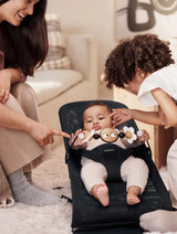 Hyr BabyBjörn Leksak till Babysitter "Busiga ögon" i svartvitt hos Parently