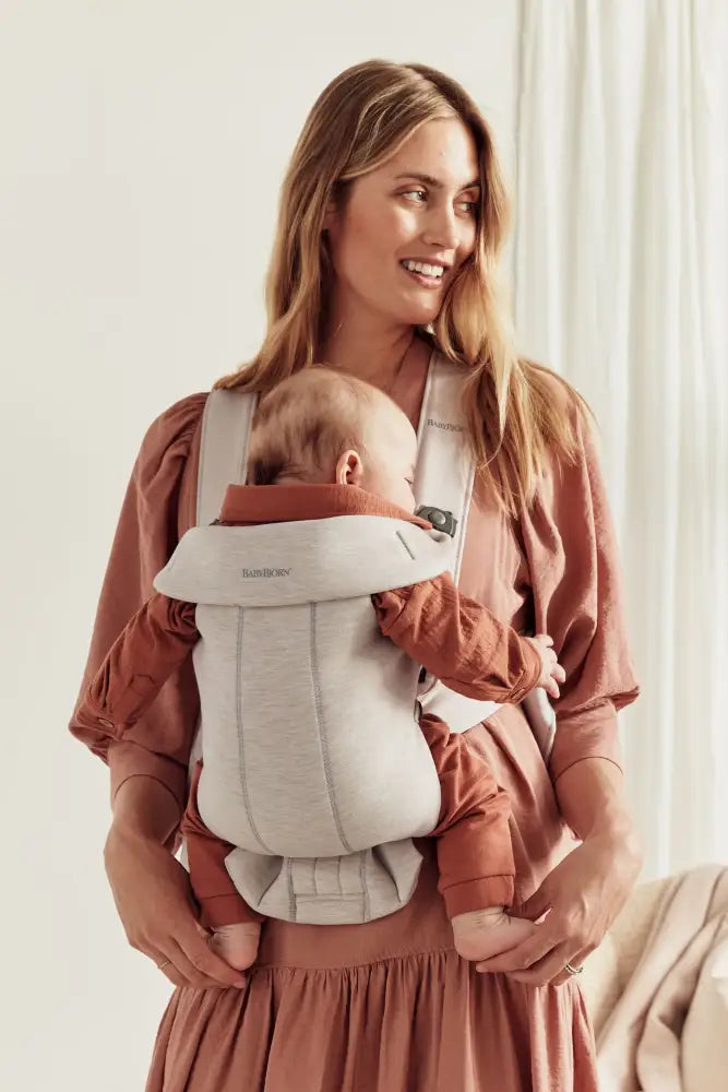 Hyr BabyBjörn Bärsele Mini i ljusbeige från Parently