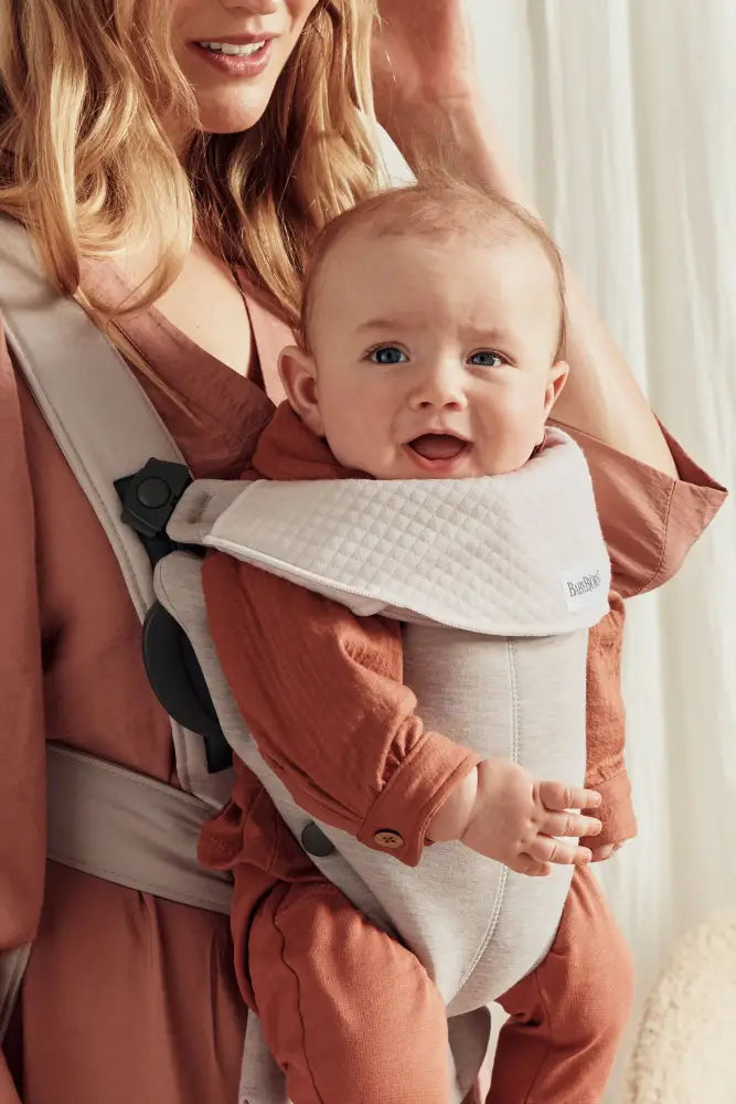 Hyr BabyBjörn Bärsele Mini i ljusbeige från Parently